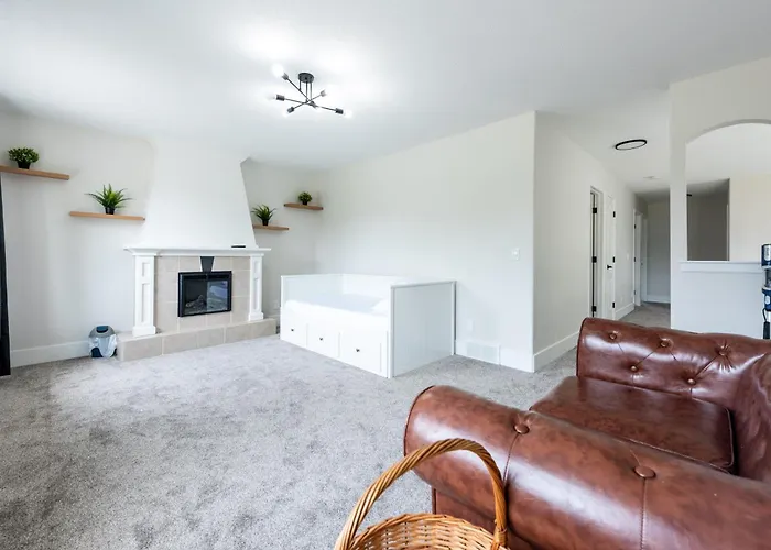 Valley Villa Spacious 5Bd Getaway! Sleep 12, 1Hr To Banff, 40 Mins Canmore, 5 Mins To Winsport & Olympic Park